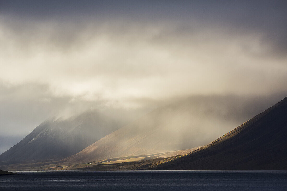 Die Sonne scheint durch Sturmwolken in der Westfjordregion; Island
