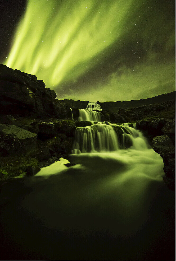 Nordlichter über Dynjandi in der isländischen Westfjord-Region, Dynjandi ist eine Reihe von sieben Wasserfällen; Westfjorde, Island