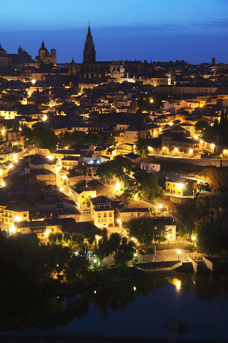 Goldene Lichter erhellen eine historische Stadt; Toledo, Kastilien-La Mancha, Spanien