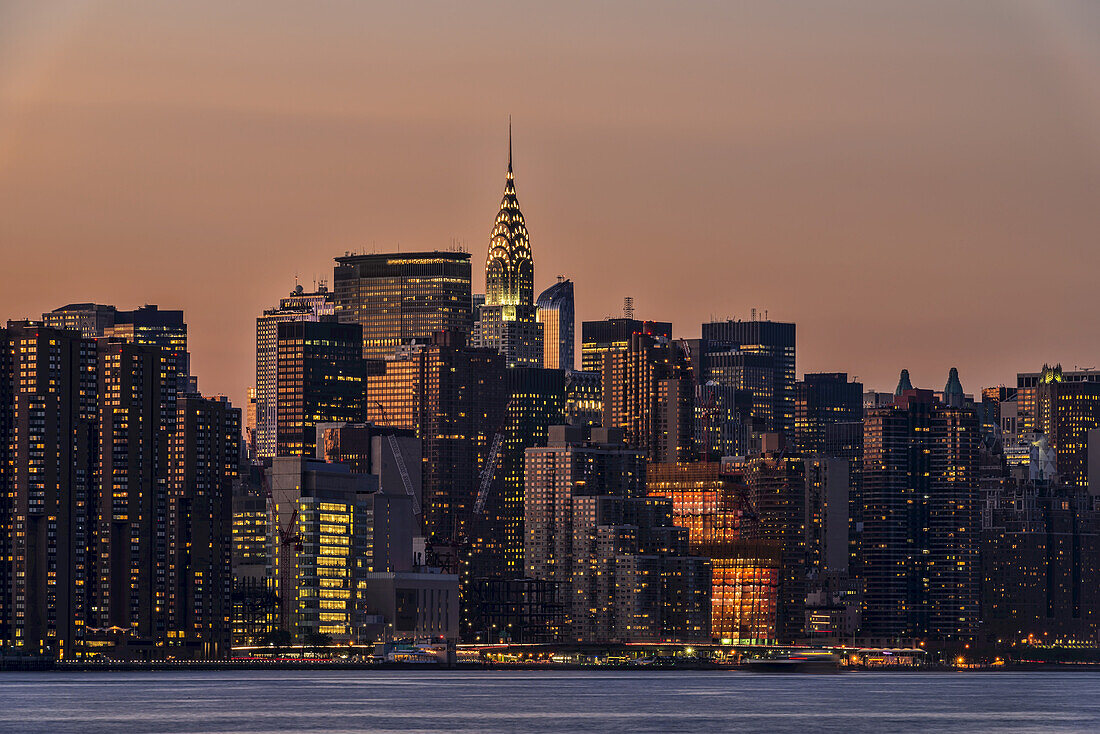 Midtown Manhattan Skyline bei Sonnenuntergang; New York City, New York, Vereinigte Staaten Von Amerika