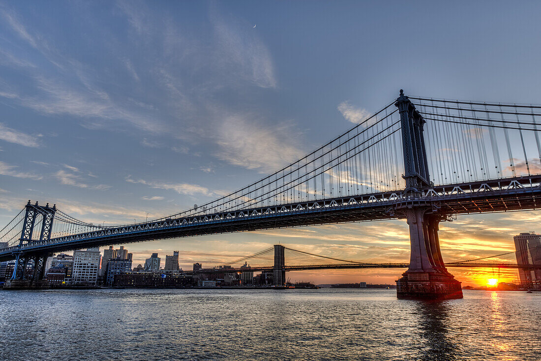 Sonnenuntergang hinter den Manhattan- und Brooklyn-Brücken; New York City, New York, Vereinigte Staaten von Amerika