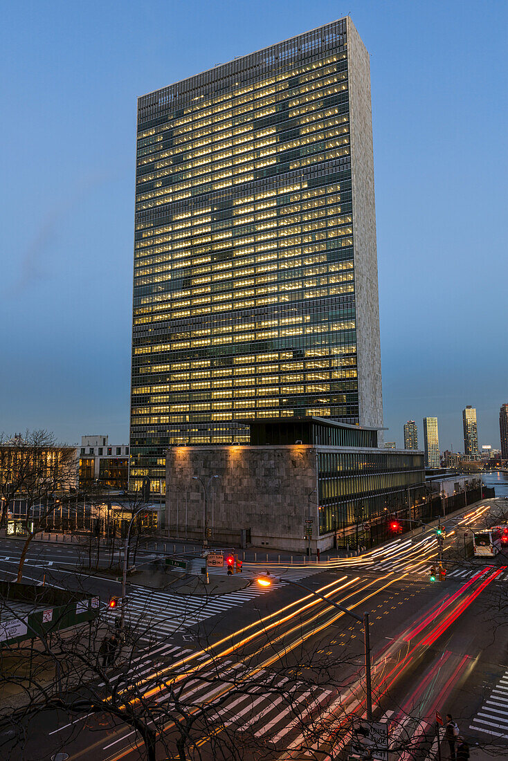 Vereinte Nationen in der Dämmerung; New York City, New York, Vereinigte Staaten Von Amerika
