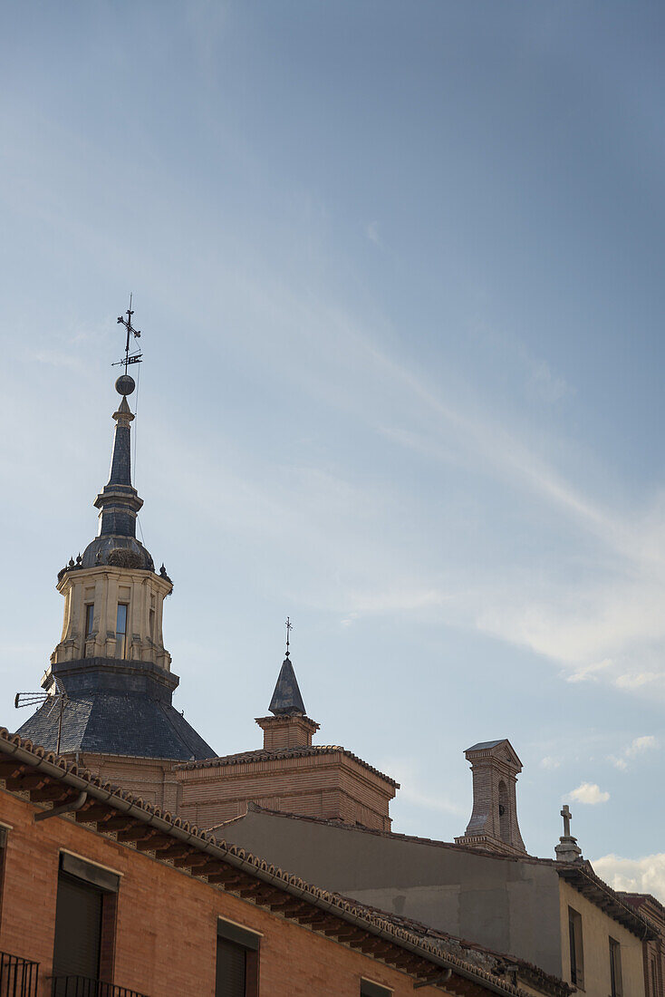 Kirchengebäude in der historischen Innenstadt von Alcala De Henares, einer historischen und charmanten Stadt in der Nähe von Madrid; Alcala De Henares, Spanien