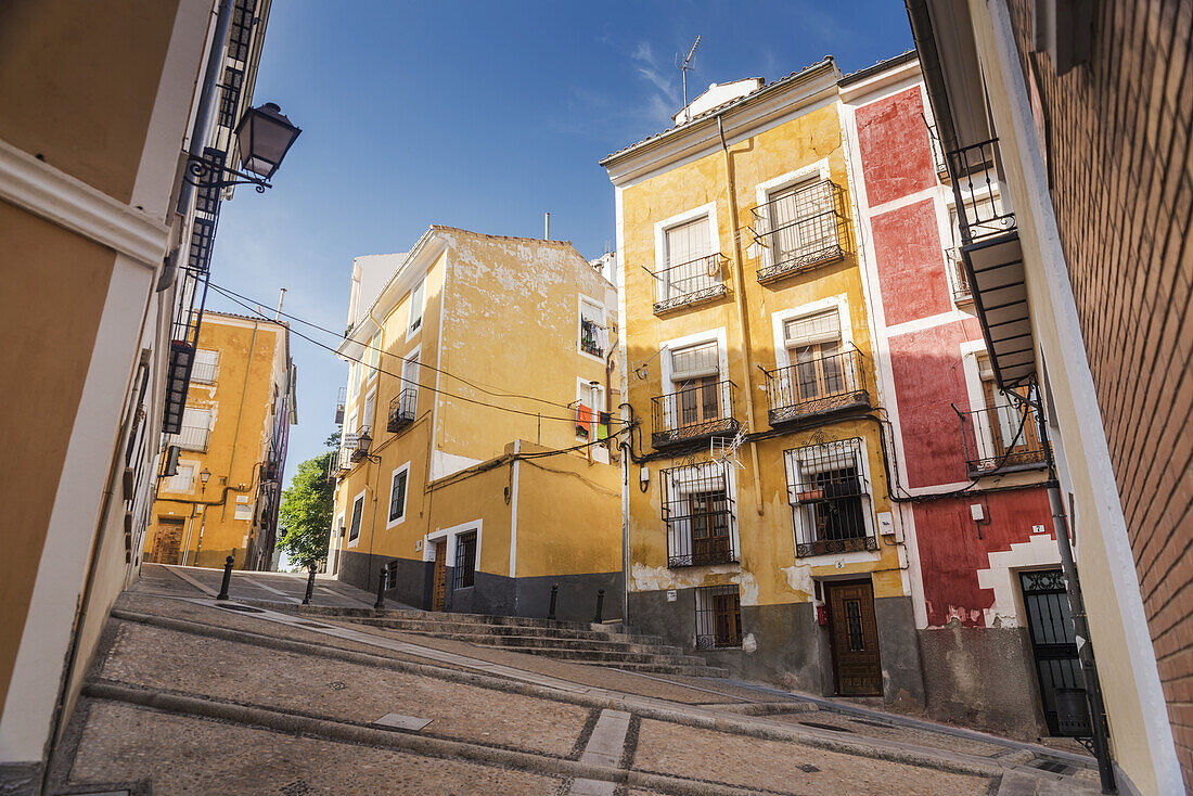 Bunte Häuser in der Innenstadt von Cuenca; Cuenca, Kastilien-La Mancha, Spanien
