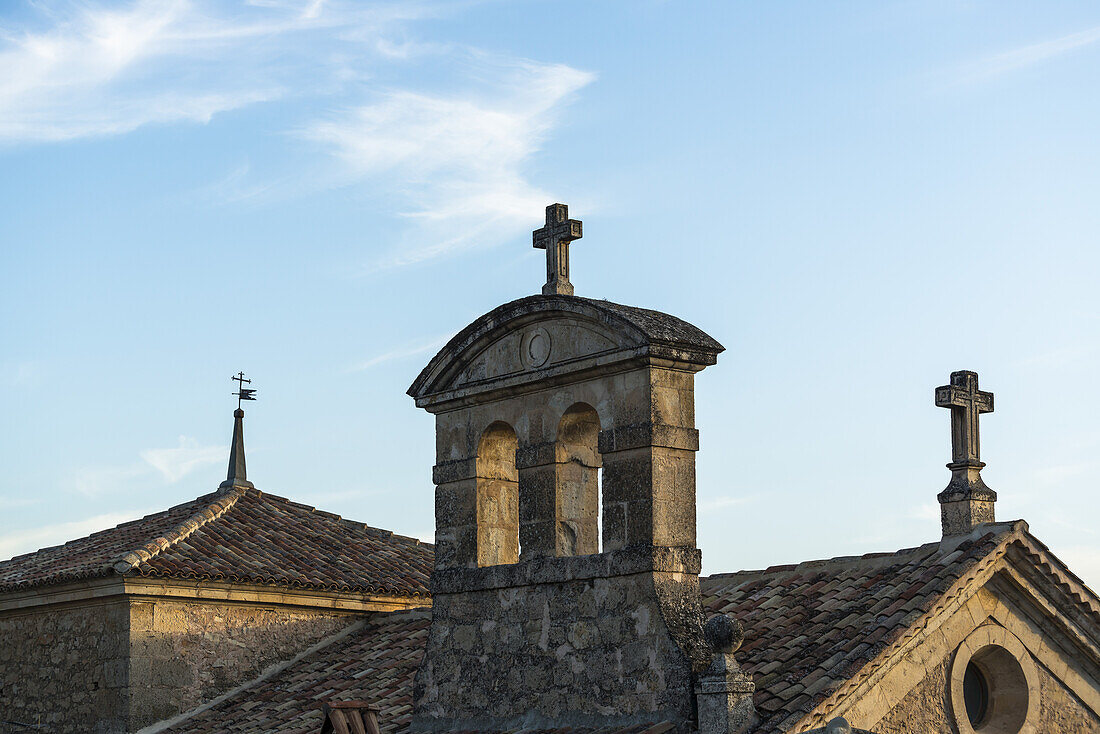 Das Dach einer Kirche in der Innenstadt von Cuenca; Cuenca, Kastilien-La Mancha, Spanien