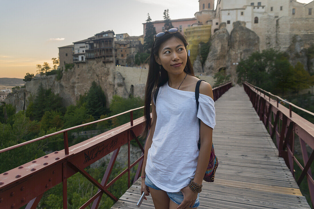 Junge Chinesin beim Spaziergang durch die Innenstadt von Cuenca; Cuenca, Kastilien-La Mancha, Spanien