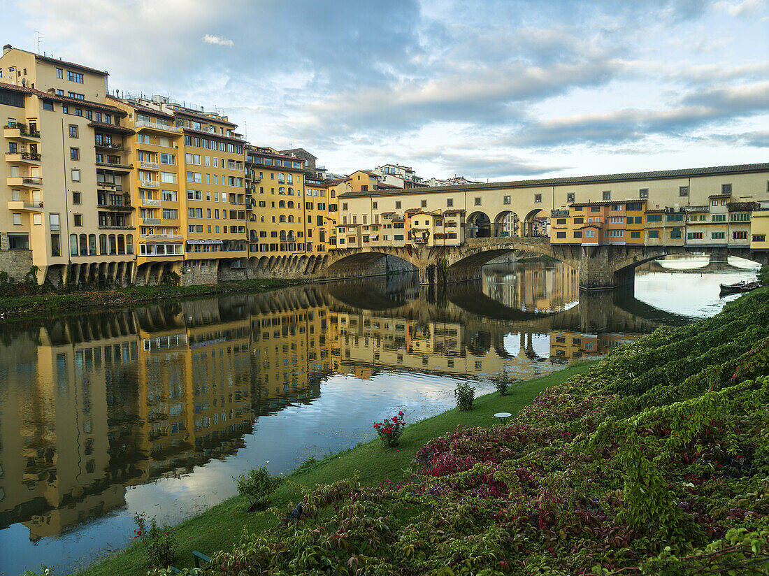 Ponte Vecchio und Arno-Fluss; Florenz, Toskana, Italien
