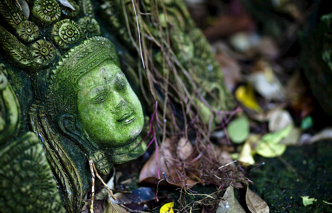 Terrakotta-Skulptur eines thailändischen Gottes oder vielleicht eines Tempeldieners liegt in Trümmern; Chiang Mai, Thailand