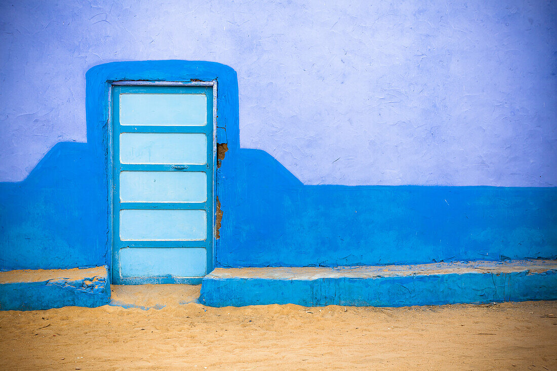 Eine bunte Wand zu einem nubischen Haus in einem Dorf am Nil; Ägypten