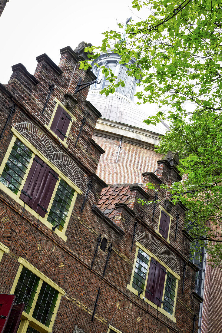Niedriger Blickwinkel auf ein Wohngebäude aus Backstein mit einer einzigartigen Fassade; Amsterdam, Niederlande