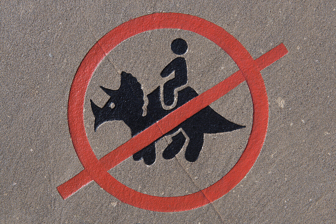 Ein Schild "Reiten auf Dinosauriern verboten"; Drumheller, Alberta, Kanada