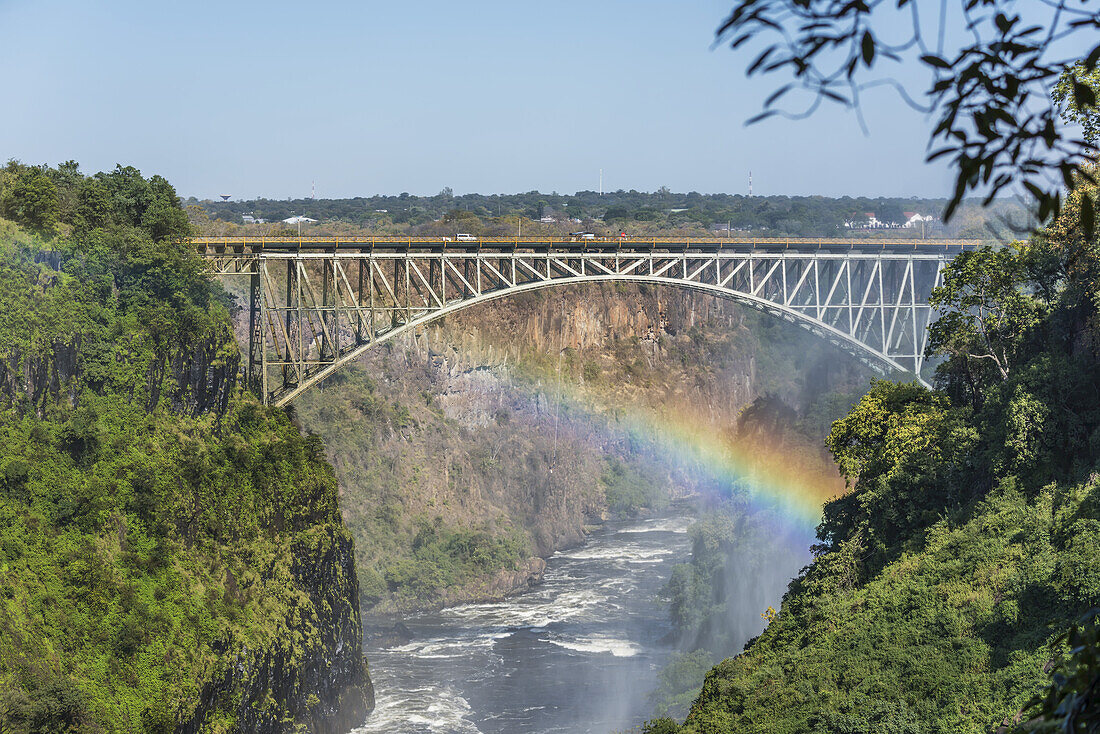 Regenbogen beim Überqueren des Canyons unter der Victoria Falls Bridge; Botswana
