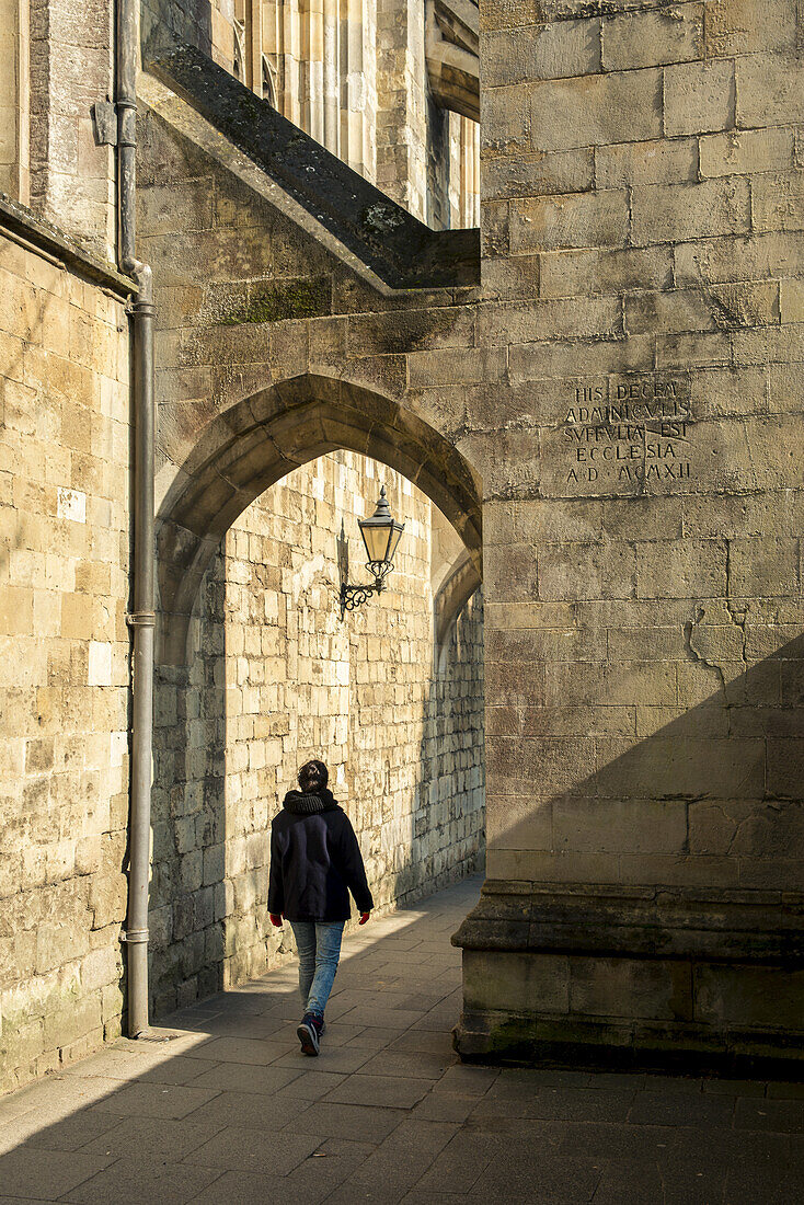 Fußgänger bei der Kathedrale von Winchester; Winchester, Hampshire, England