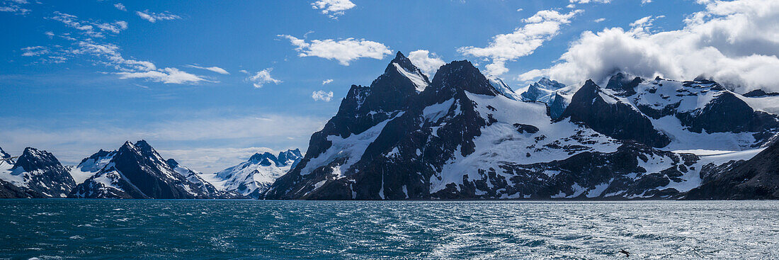 Panorama der Berge am Eingang zum Fjord; Antarktis