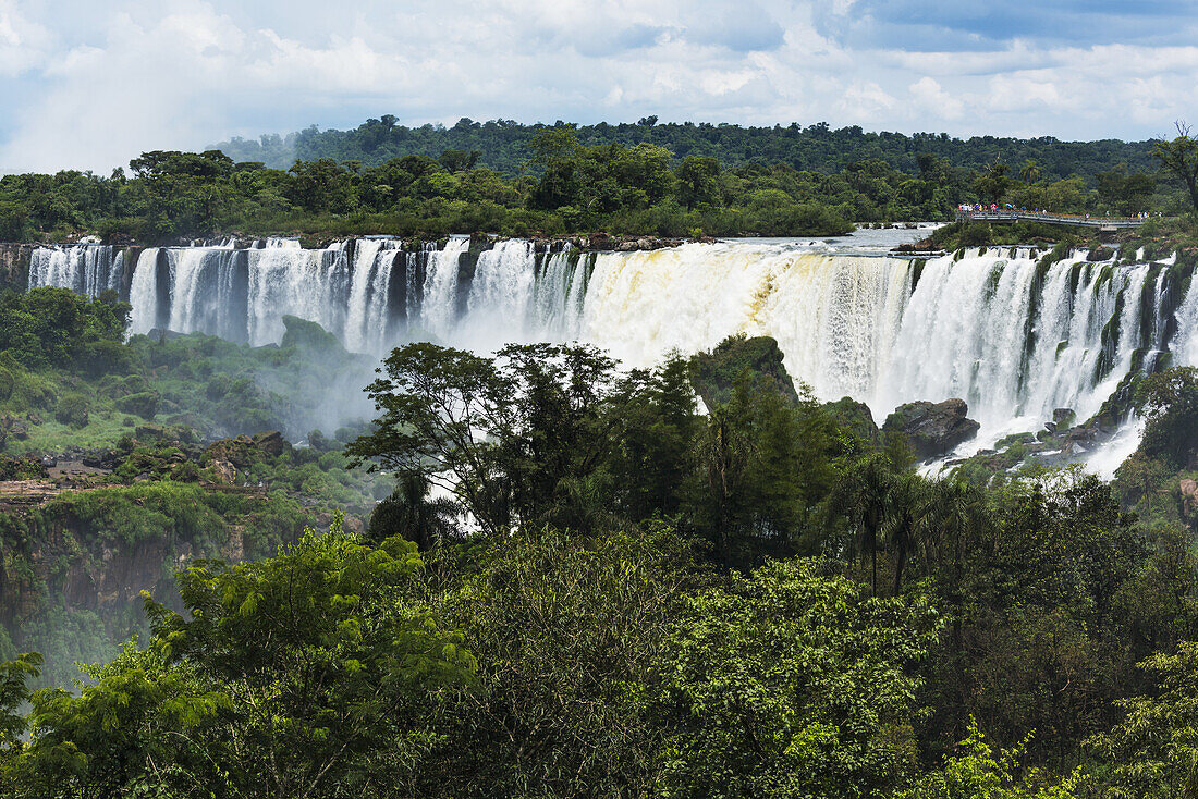 Menschen auf der Aussichtsplattform, die die Iguazu-Fälle beobachten; Parana, Brasilien