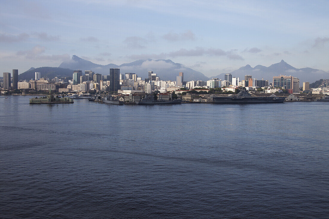 Hafen und Skyline von Rio De Janeiro; Rio De Janeiro, Brasilien