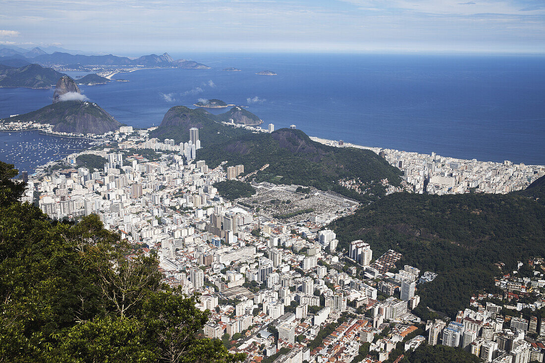Blick auf Rio und den Zuckerhut von der Christ-Erlöser-Statue, Corcovado, Tijaca-Nationalpark; Rio De Janeiro, Brasilien