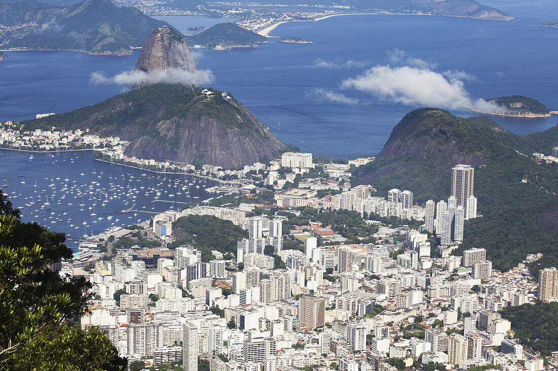 Blick auf Rio und den Zuckerhut von der Christ-Erlöser-Statue, Berg Corcovado, Tijaca-Nationalpark; Rio De Janeiro, Brasilien