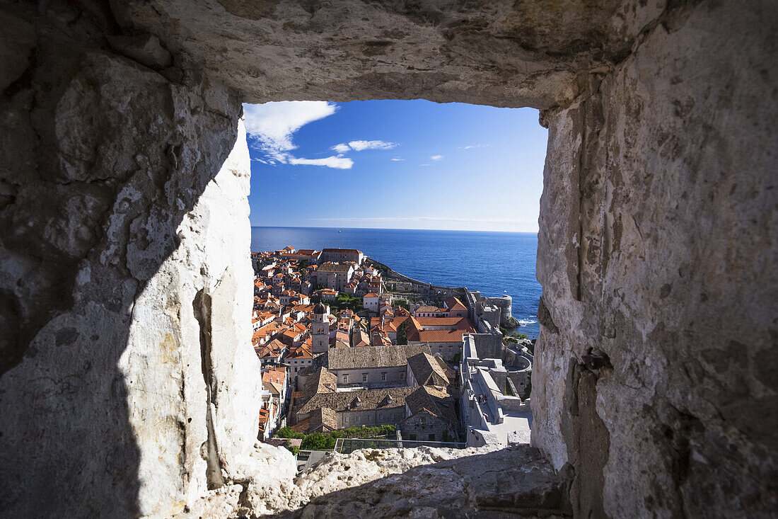 Die Mauern von Dubrovnik umgeben die Altstadt von Dubrovnik und bieten atemberaubende Landschaften und Aussichtspunkte rund um die Stadt; Dubrovnik, Kroatien