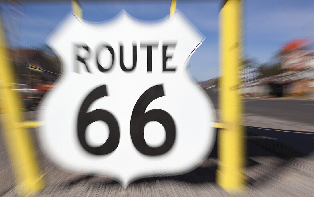 Route 66 in Seligman, Arizona, oft als Geburtsort der historischen Route 66 bezeichnet; Seligman, Arizona, Vereinigte Staaten von Amerika