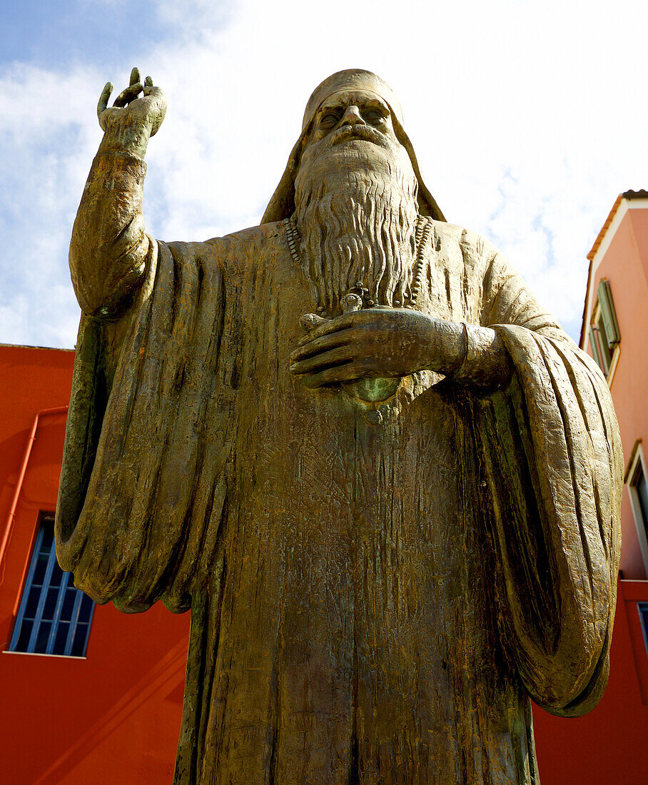 Griechisch-orthodoxe Statue vor der Kathedrale der Stadt