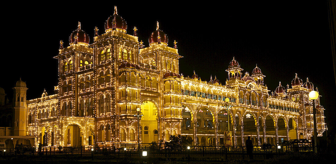 Mysore-Palast bei Nacht beleuchtet