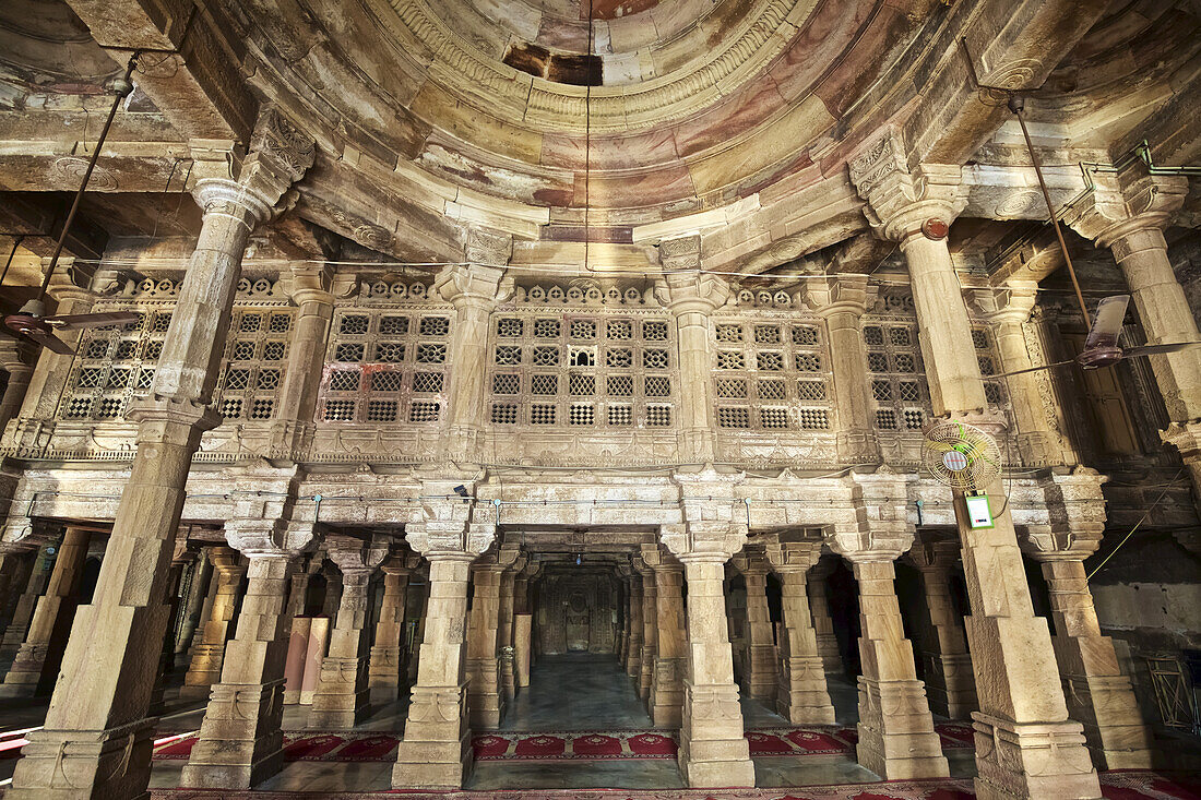 Gewölbter, säulenbestückter Innenraum der Jumma Masjid Moschee aus dem 15.
