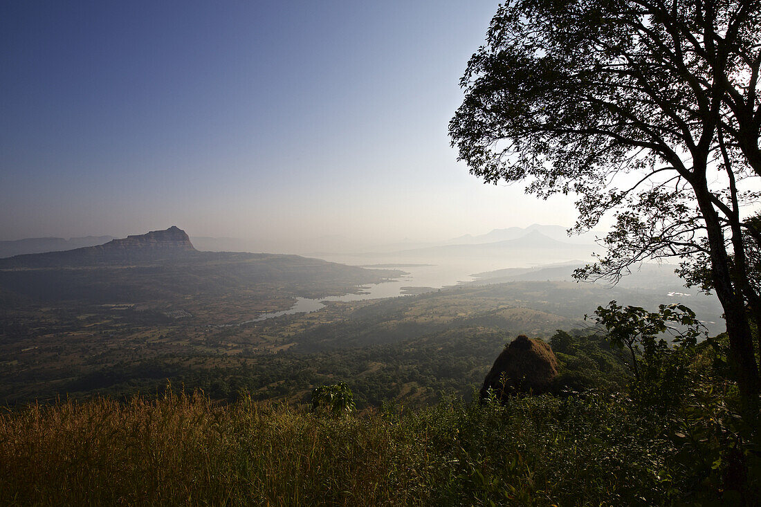 Landschaftsblick auf den Mulshi-See und die bergigen Western Ghats