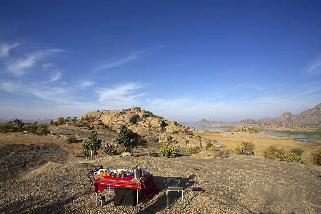 Jawai Leopard Camp Picknick-Frühstück in der Wüstenlandschaft von Jawai Bandh, Aravali Hills