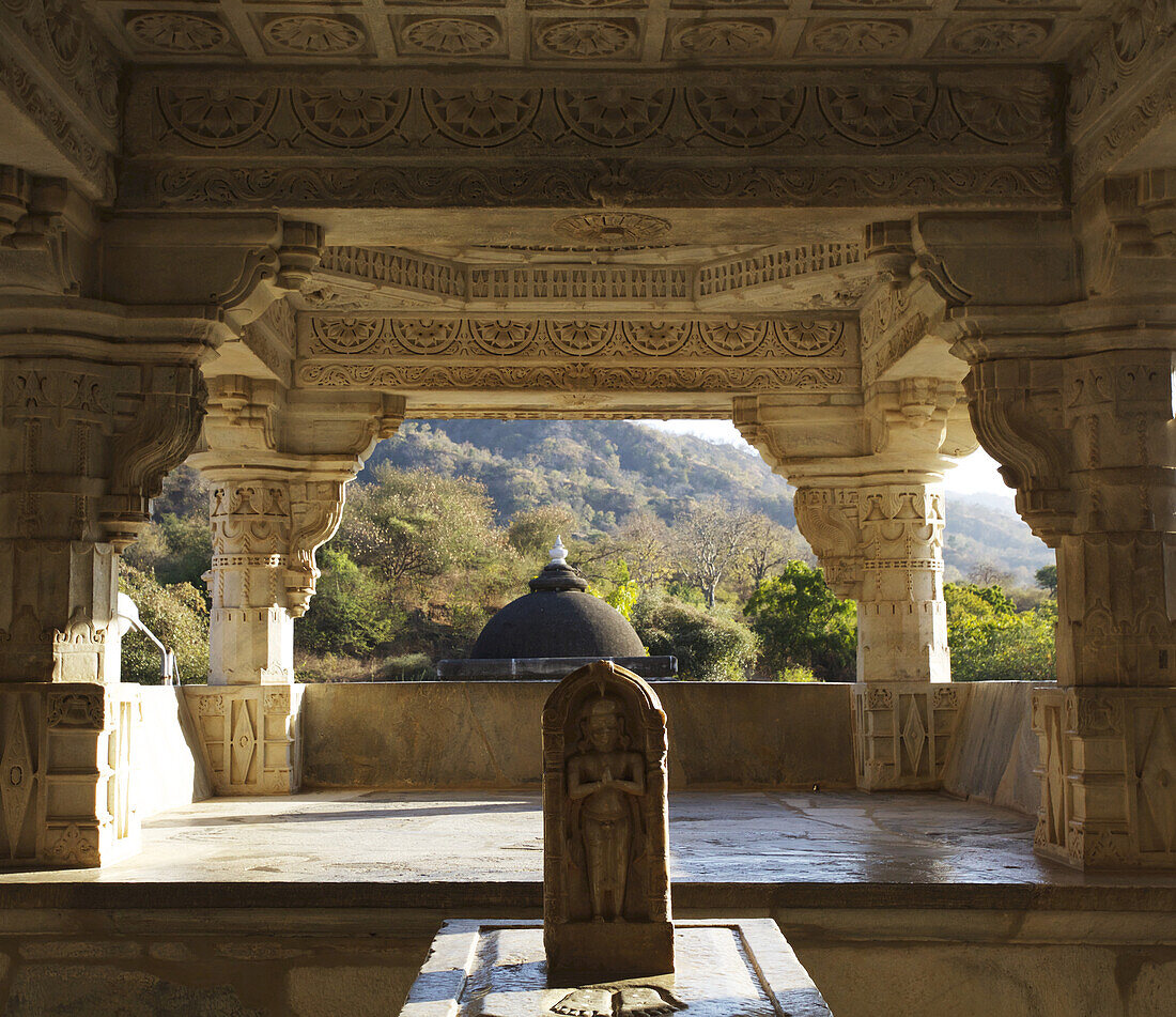 Innenansicht mit Kuppeln, Säulen und Schnitzereien im Ranakpur Jain-Tempel