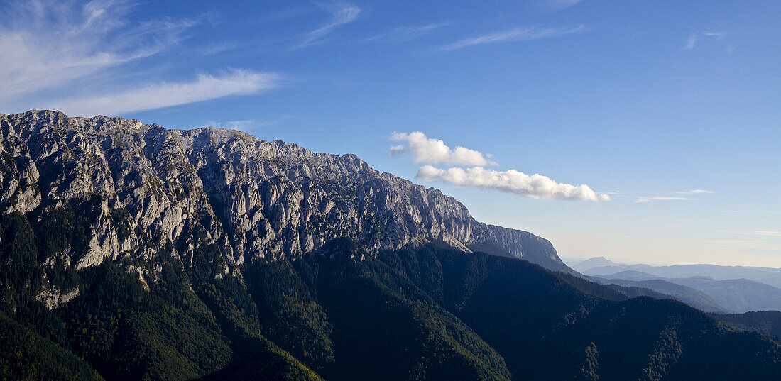 Luftaufnahme von felsigen hohen Gipfeln der Karpaten