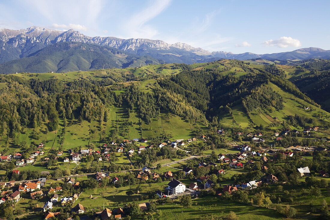 Luftaufnahme der ländlichen Landschaft der Karpaten mit Dorf