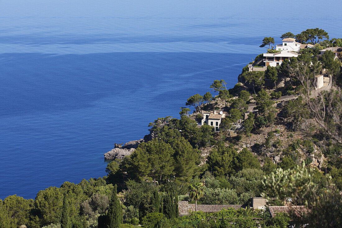 Meerblick mit baumbewachsener Landzunge und Villa von der Küstenstraße zwischen Soller und Pollenca, Mallorca