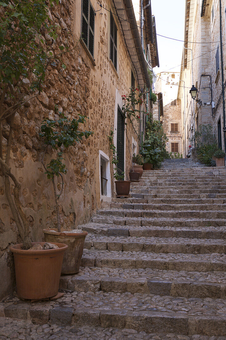 Mit Kopfsteinpflaster gesäumte Straßen mit traditionellen Häusern in einem Bergdorf, Mallorca