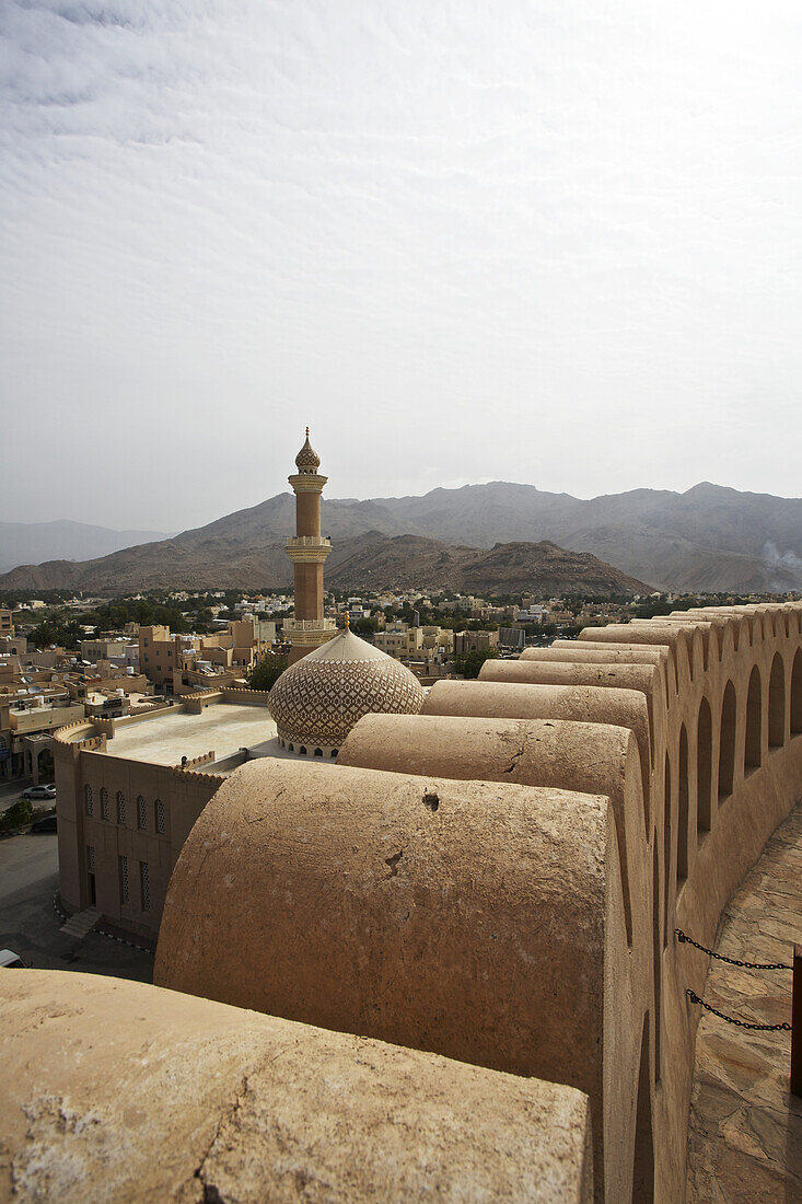 Blick auf Nizwa und das Jabal Akhdar-Gebirge von den Festungsmauern aus