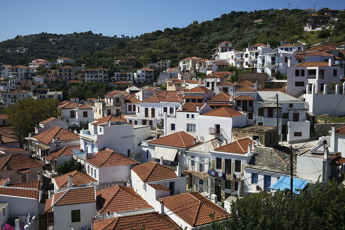 Weiße Häuser mit braunen Ziegeldächern in einem Dorf auf einer griechischen Insel; Panormos, Thessalia Sterea Ellada, Griechenland