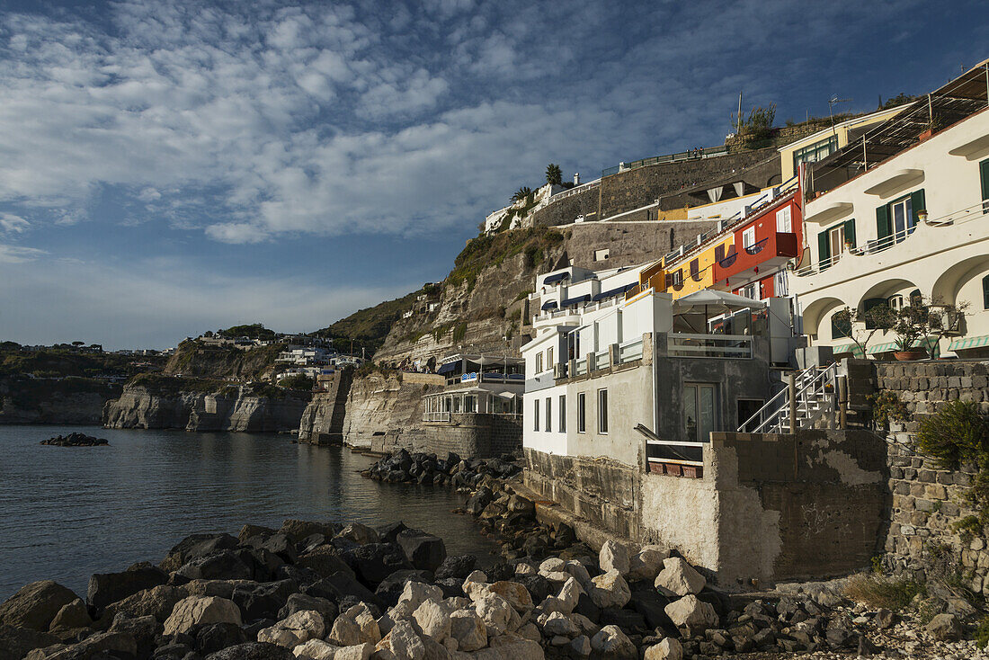 Bunte Häuser in San Angelo, einer Stadt auf der Insel Ischia; Sant Angelo, Ischia, Kampanien, Italien