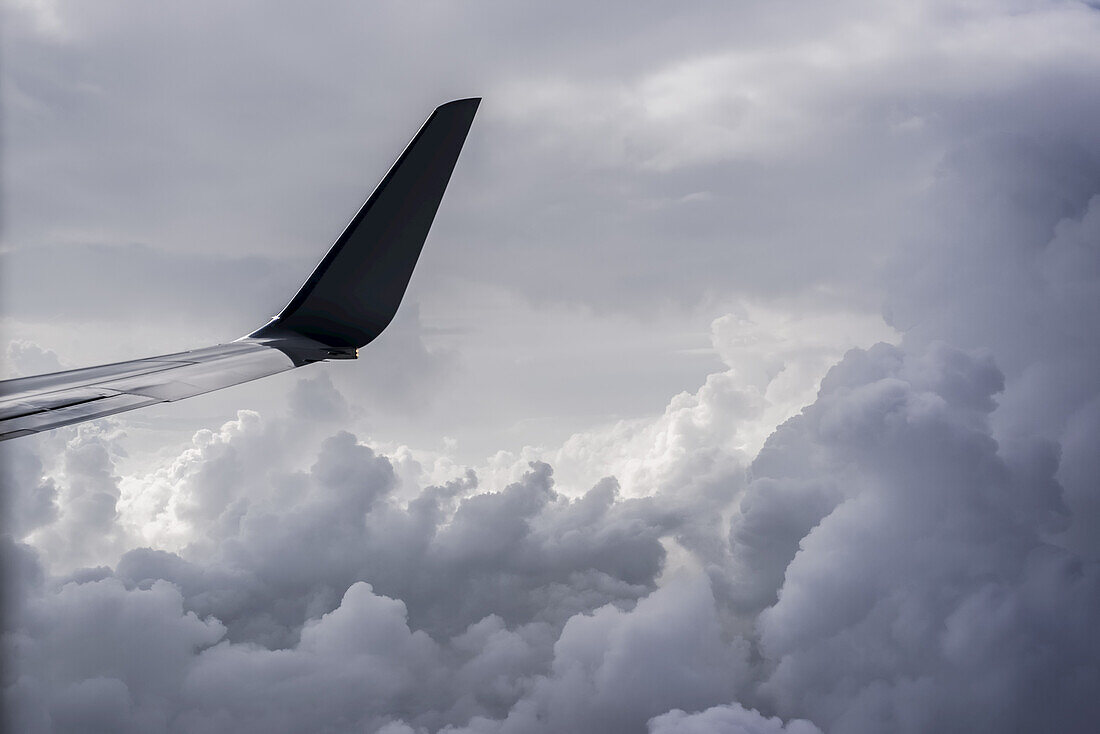 Ein Verkehrsflugzeug fliegt über den Wolken über Illinois; Vereinigte Staaten von Amerika