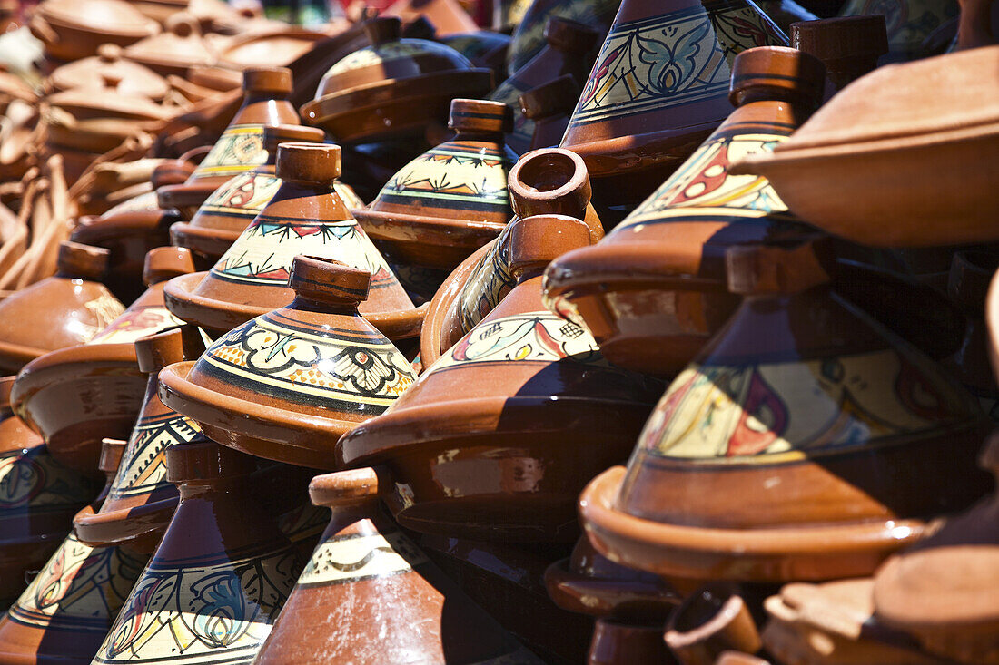 Tajine-Töpfe auf einem Markt; Meknes, Marokko