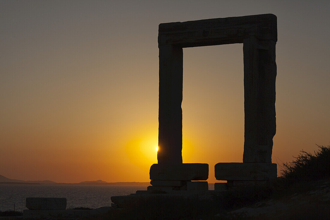 Sonnenuntergang am Apollo-Tempel; Naxos, Griechenland
