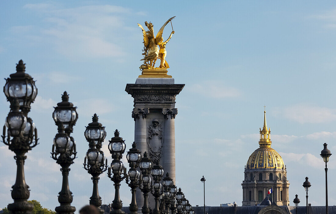 Blick auf Les Invalides von der Pont Alexandre Iii; Paris, Frankreich