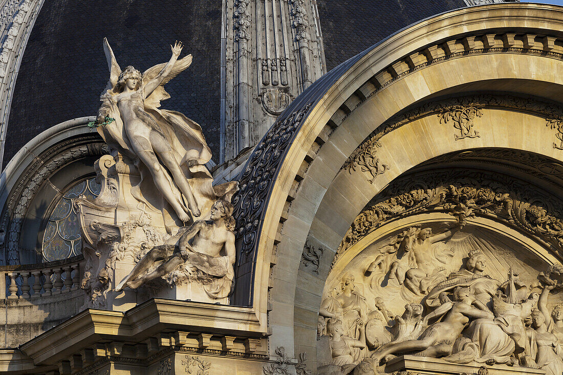 Statuen am Eingang zum Petit Palais; Paris, Frankreich