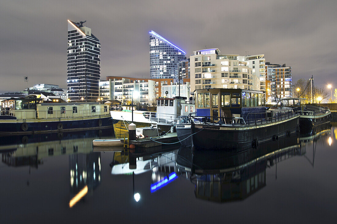 Spiegelungen im Wasser bei Nacht in den Docklands von London; London, England