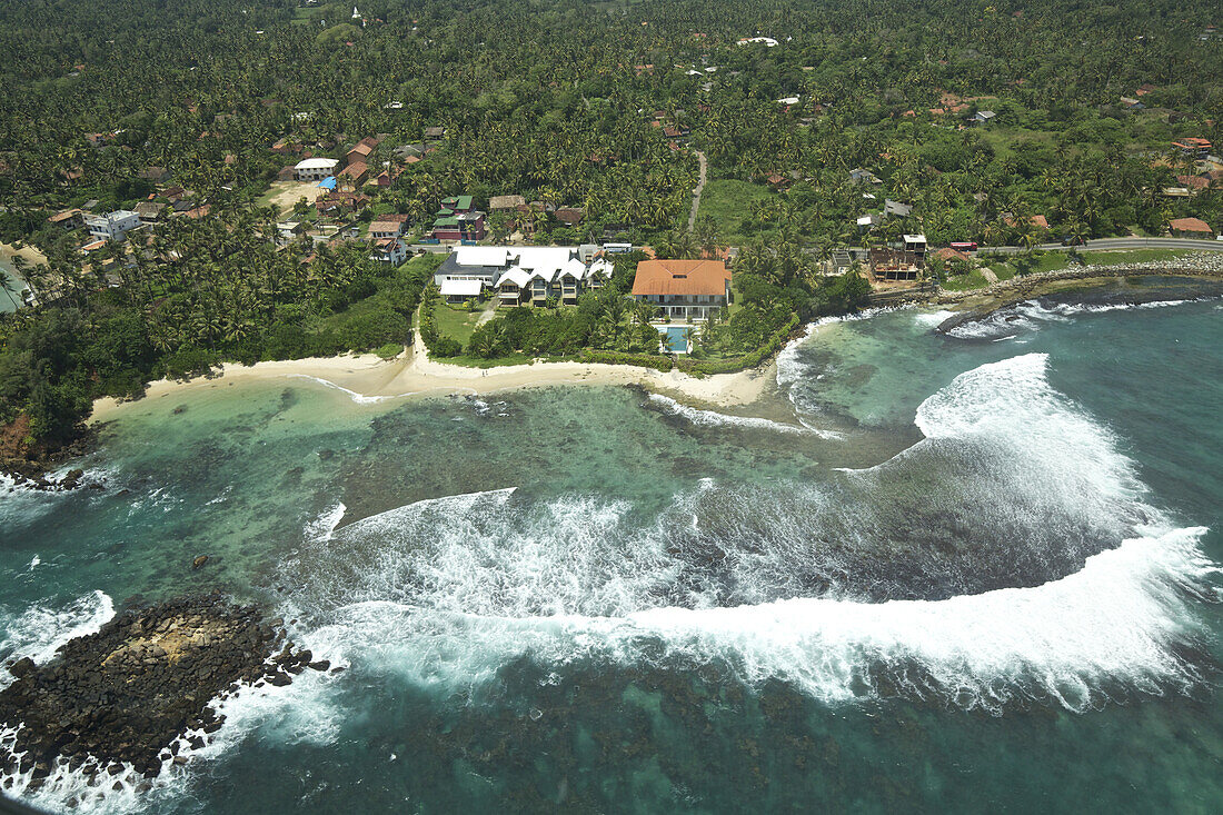 Luftaufnahme der südlichen Küstenlinie Sri Lankas mit Strand