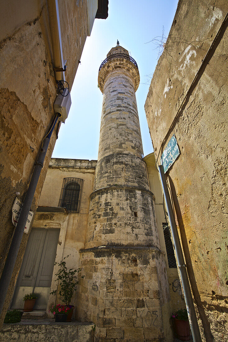 Kirchturm in den Gassen der Altstadt