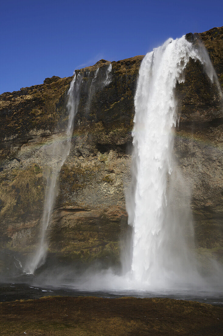 Wasserfall, der einen Berghang hinabstürzt