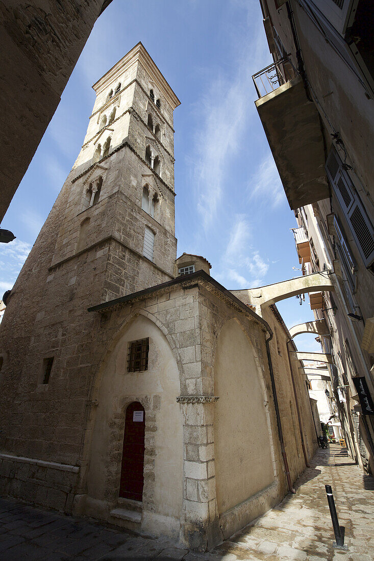 Glockenturm der Kirche in den Gassen der alten Zitadelle