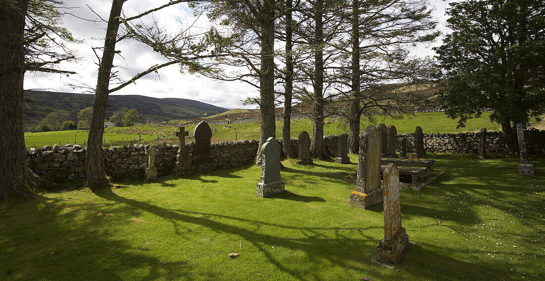 Ländlicher Friedhof mit schottischer Hochlandkulisse