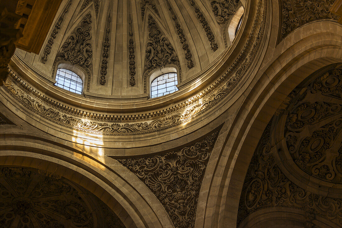 Das schöne Innere der Kuppel der Kathedrale von Granada; Provinz Granada, Andalusien, Spanien