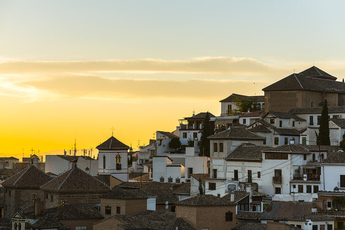 Schöner Sonnenuntergang im Stadtteil Albaicin; Granada, Andalusien, Spanien